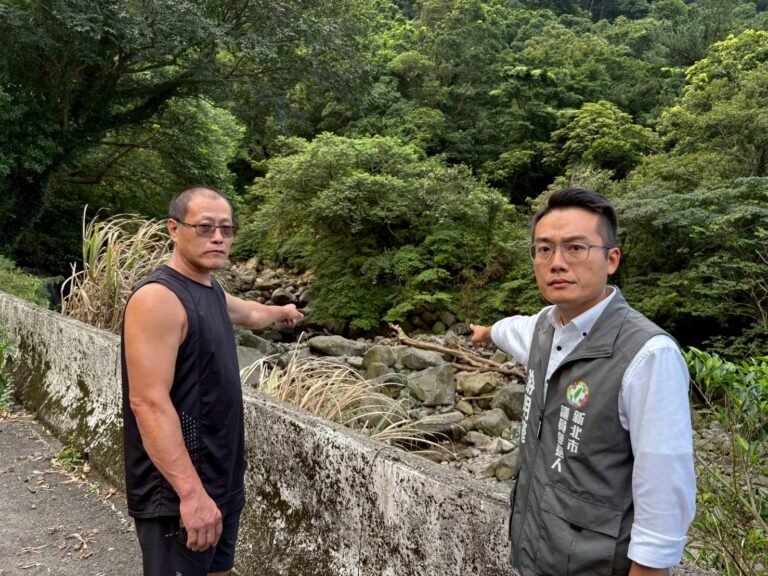 游明諺指出，三芝區內柑宅21號旁溪流因2024年山陀兒颱風豪雨造成大量土石淤積，災後至今遲未完成清疏及改善工程。(圖／記者翻攝)