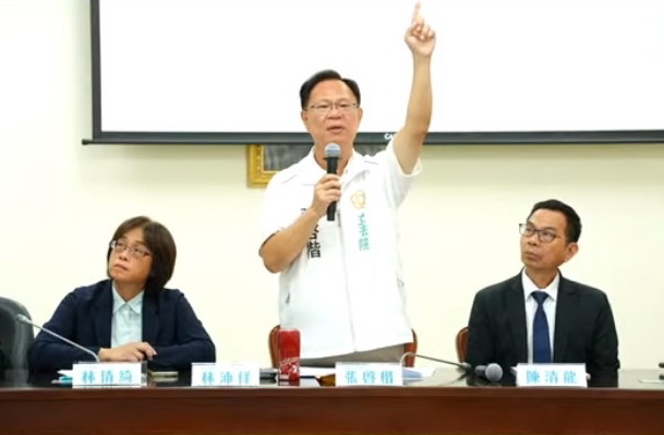 張啓楷除力促中央兌現372億元承諾,並向對手王美惠與中央提出四項質疑,要王美惠「踹共!」。(圖/記者翻攝)