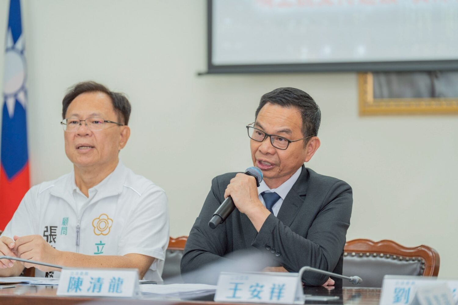 陳清龍宣示,民眾黨團將持續透過立法院監督行政部門,要求提出嘉義高鐵聯外軌道建設明確的興建時程與預算規劃。(圖/記者翻攝)