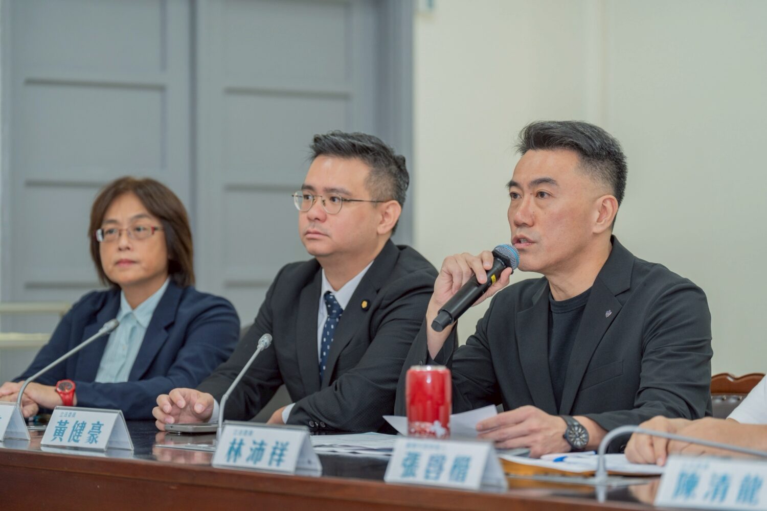 林沛祥指出,行政院長卓榮泰曾公開承諾推動嘉義高鐵聯外軌道建設,如今卻始終看不到實質進展。(圖/記者翻攝)
