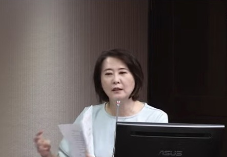 王鴻薇再度質疑國防部「RDX海掃更」炸藥原物料採購案由資本額僅1900萬元、主要營業項目為室內裝修的福麥國際室內裝修有限公司得標。(圖／記者翻攝)