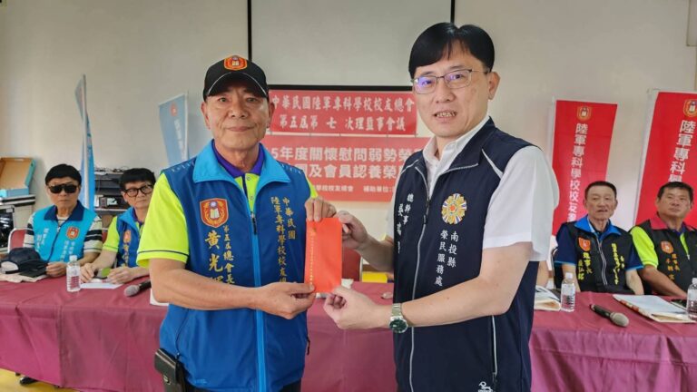 黃光輝(左)率領理監事團隊前往南投縣榮民服務處,捐贈新台幣3萬元「榮民遺孤認養金」,由南投縣榮民服務處總幹事吳瑞得(右)代表接受。(記者翻攝)