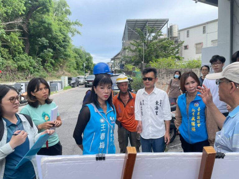 國民黨平地原住民立法委員黃仁夫人王春梅代表出席說明會關心「鯉魚山邊坡整治第三期工程」推動情形。(圖/記者翻攝)