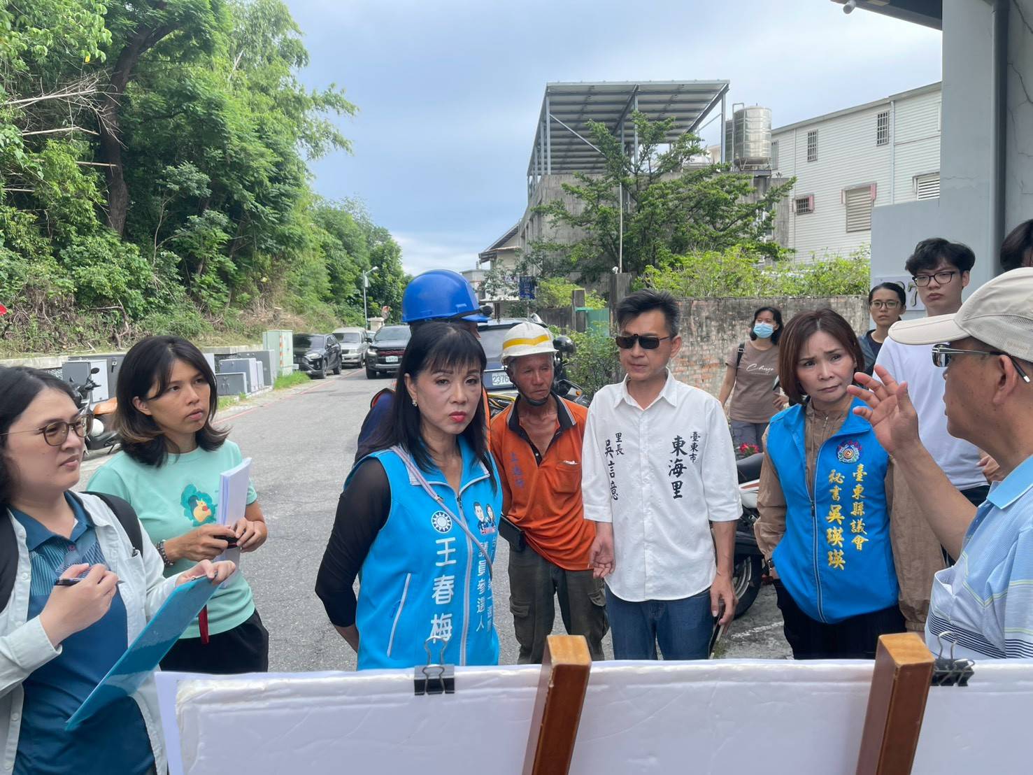 國民黨平地原住民立法委員黃仁夫人王春梅代表出席說明會關心「鯉魚山邊坡整治第三期工程」推動情形。(圖／記者翻攝)