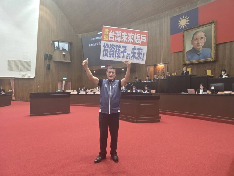 國民黨、台灣民眾黨共同推動的《台灣兒少成長及未來帳戶條例》三讀通過,黃仁表示,感到相當欣慰。(圖/記者翻攝)