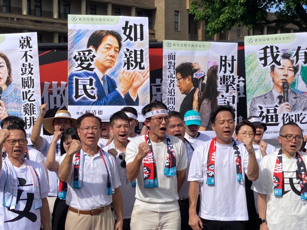 「做不好就下台！」。台灣民眾黨下午3時30分於行政院前集結，由黨主席黃國昌偕同藍白共推嘉義市長參選人張啓楷率隊高呼口號。(圖／記者翻攝)
