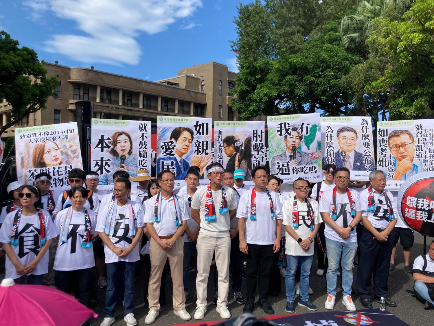 台灣民眾黨下午3時30分於行政院前集結，現場除黃國昌外，包括藍白共推嘉義市長參選人張啓楷及同黨多位市長、市議員參選人、黨工到場參與。(圖／記者翻攝)