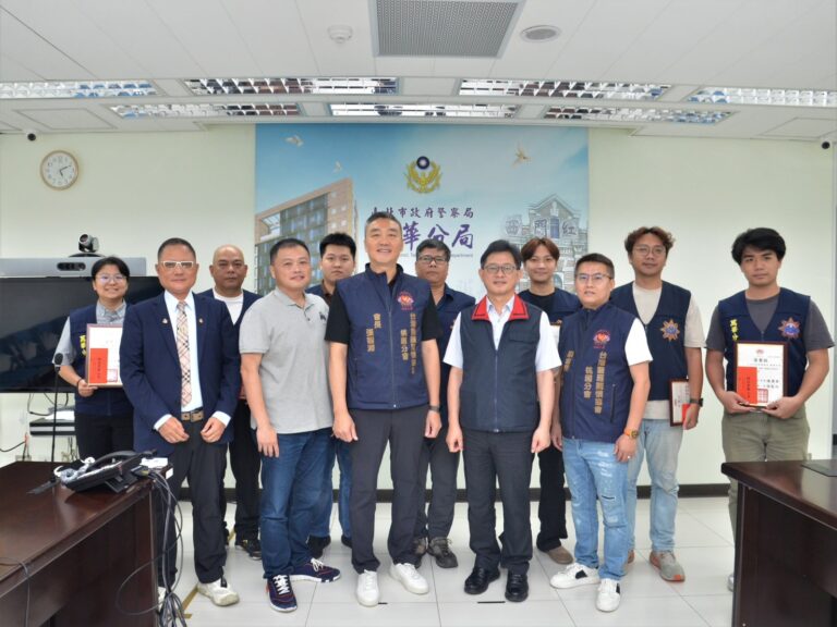 萬華分局局長陳勇華(前排右二)、台灣警雁關懷協會桃園分會創會長陳漢謚(前排右一)及會長張智淵(前排中)與受到表楊的績優警務人員合影。(圖/記者 趙靜姸翻攝)