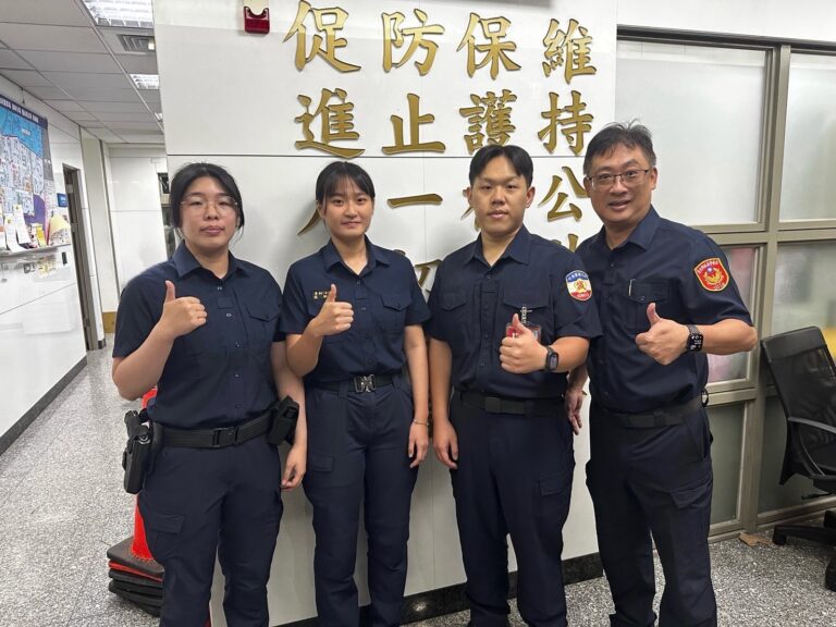 龍山派出所所長楊進華（右1）、警大實習生余政瑋（右2）、警專實習生張珈菱（左2）、龍山所警員黃若庭（左1）。（圖／記者 趙靜姸翻攝）