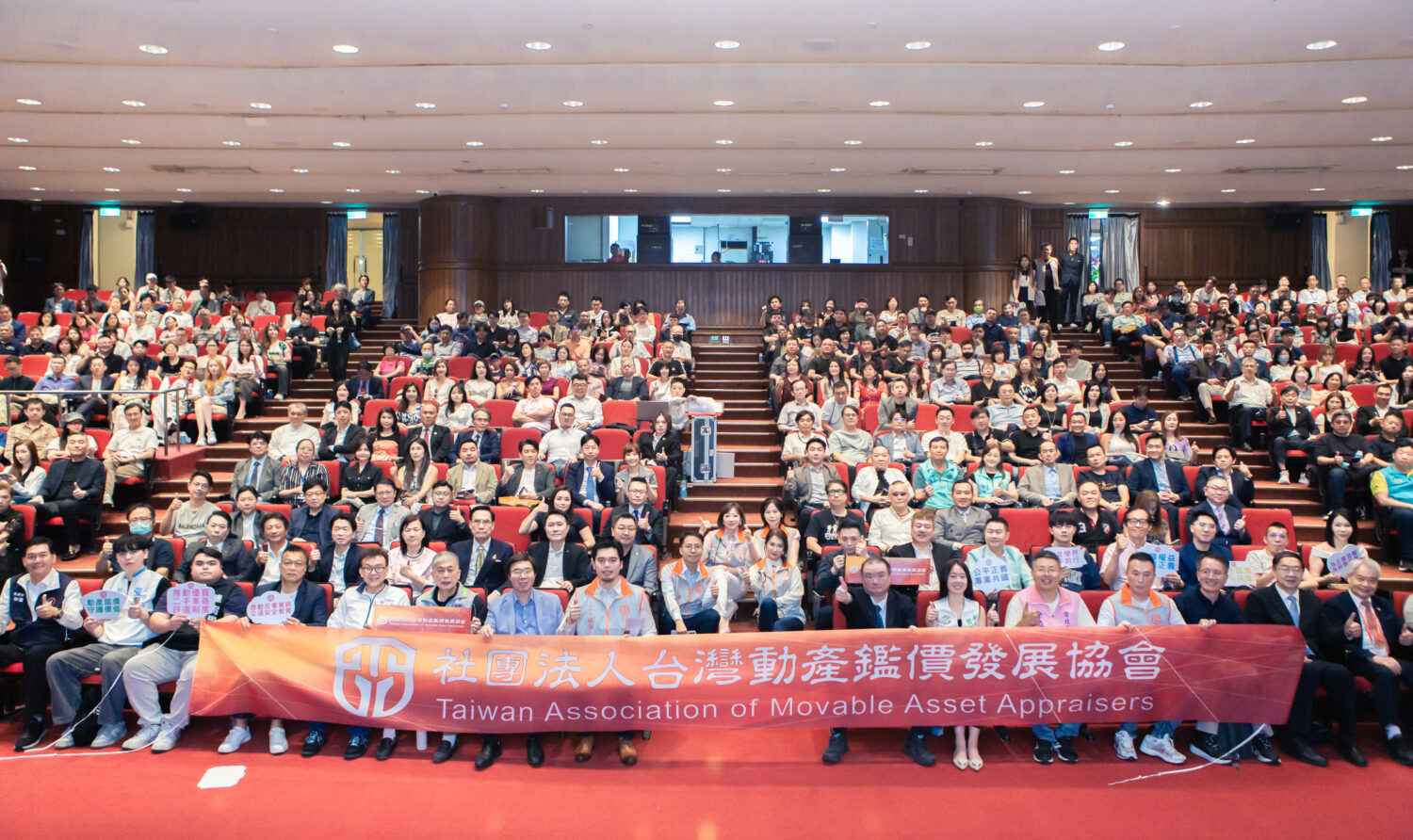 台灣動產鑑價發展協會主辦的高峰論壇,於台北市議會會場480個座位悉數坐滿,場面盛大。(圖/記者翻攝)