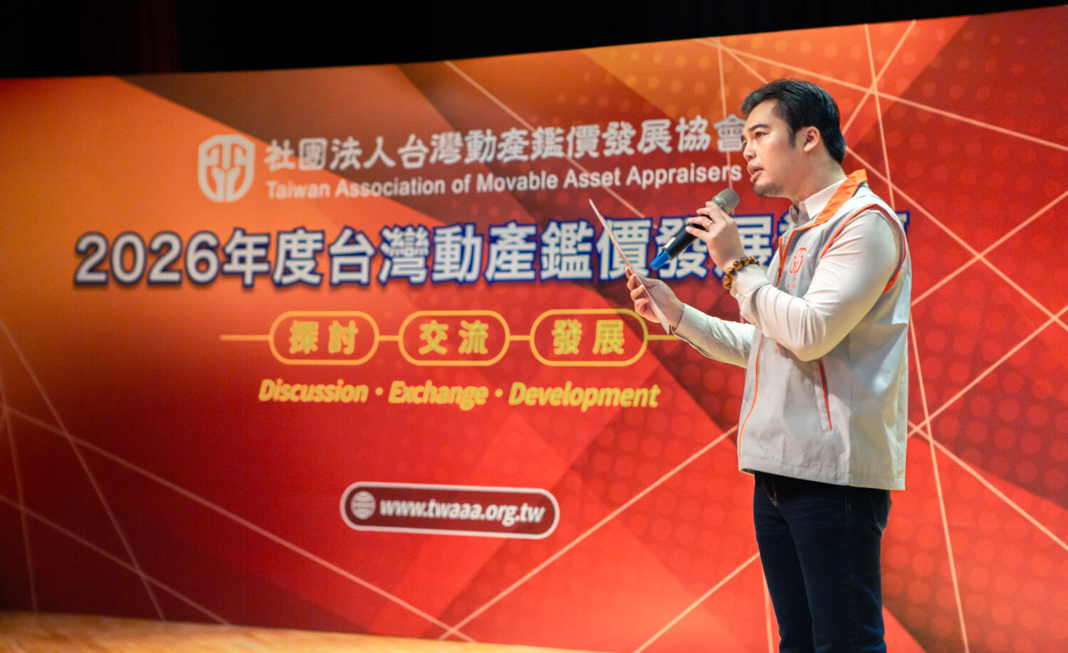 理事長伍仲威於論壇中正式宣布,協會未來推動的三大政策方向。(圖/記者翻攝)