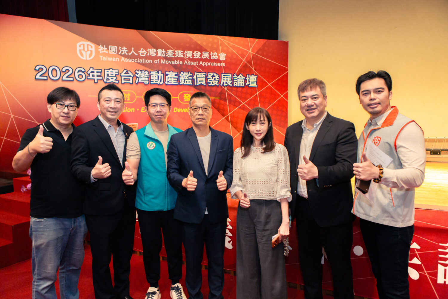 波麗士獅子會會長游益豐(左二) 桃園市議員黃崇真(左三)台北市議員許淑華(右三)紫青國際商會總會長(右二)親自到場向理事長伍仲威(右一)表達祝賀與支持。(圖/記者翻攝)