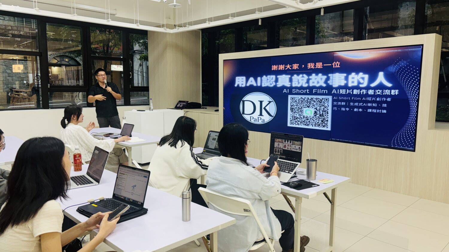 亞威AI動畫導演許天祥於新北市青年局培訓專業專科人才。(圖/亞威AI學院 提供)