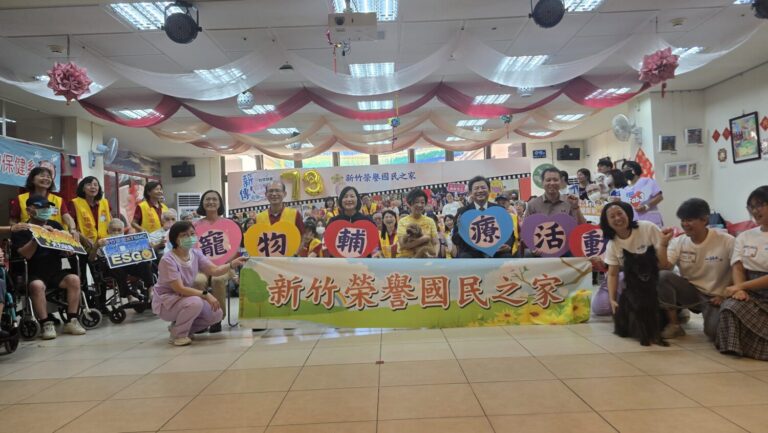 台積電慈善基金會攜手元培醫事科技大學寵物保健系及心輔犬專業團隊,在新竹榮民之家展開「心輔犬榮家療癒計畫」。(圖/台積電慈善基金會提供)