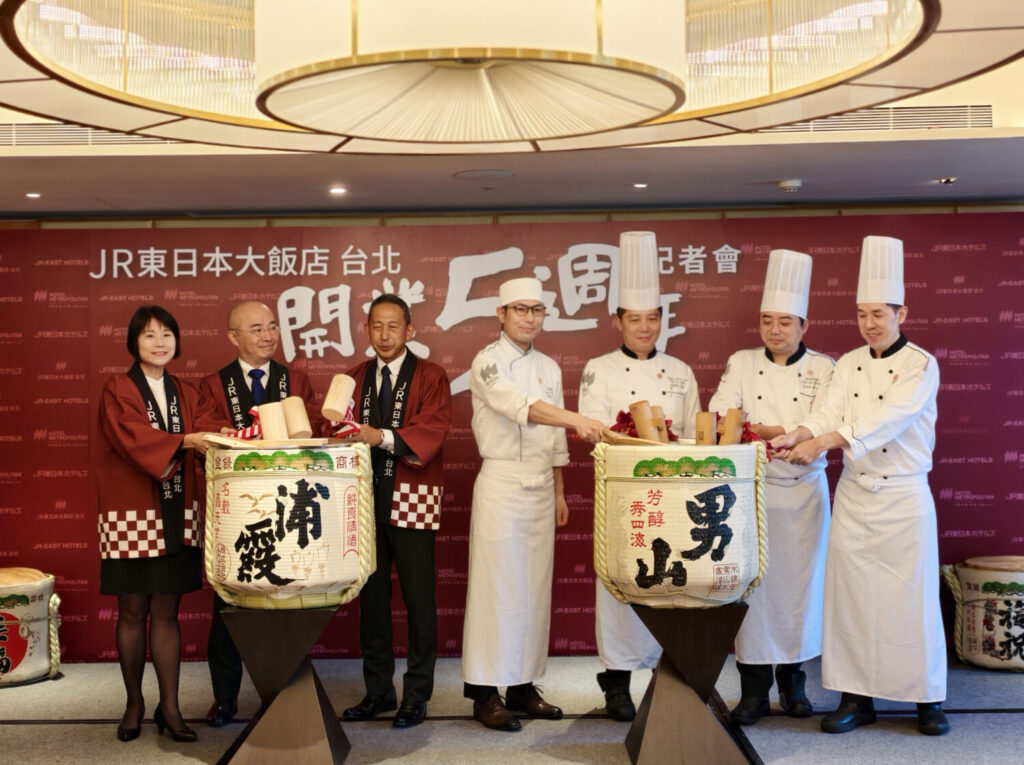 JR東日本大飯店台北開幕五週年以傳統日本鏡開儀式象徵幸福開啟分享喜悅。(圖／JR東日本大飯店台北提供)