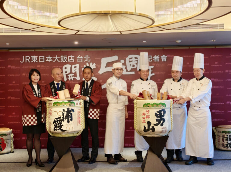 JR東日本大飯店台北開幕五週年以傳統日本鏡開儀式象徵幸福開啟分享喜悅。(圖/JR東日本大飯店台北提供)