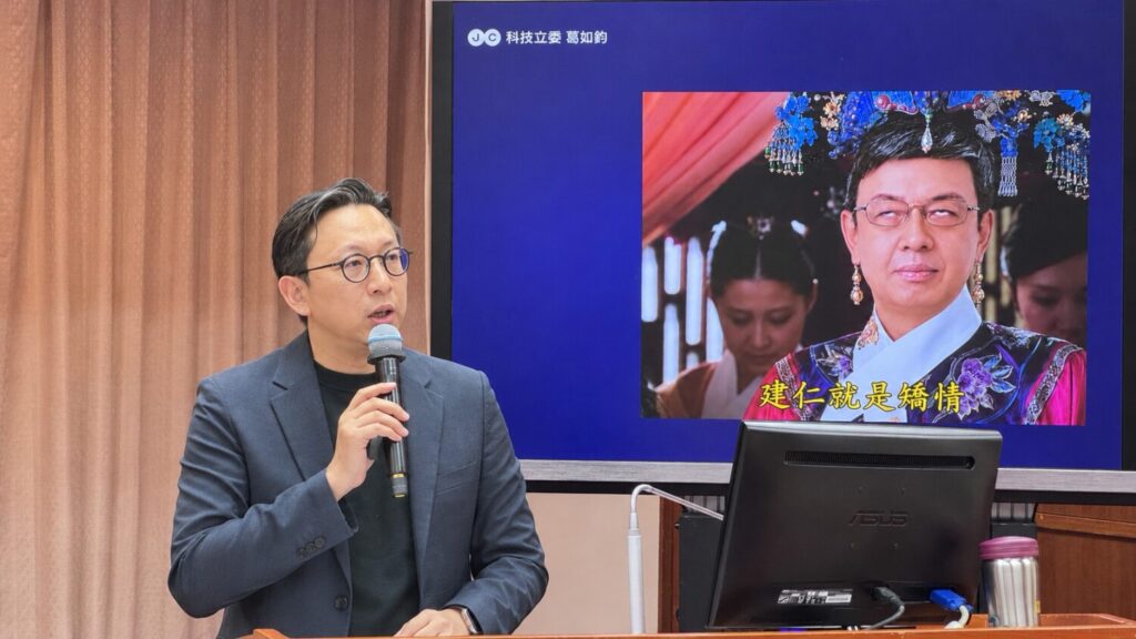 葛如鈞質詢時聚焦政治承諾、科研人才待遇、後量子密碼安全及前瞻能源政策等四大議題。(圖／記者翻攝)