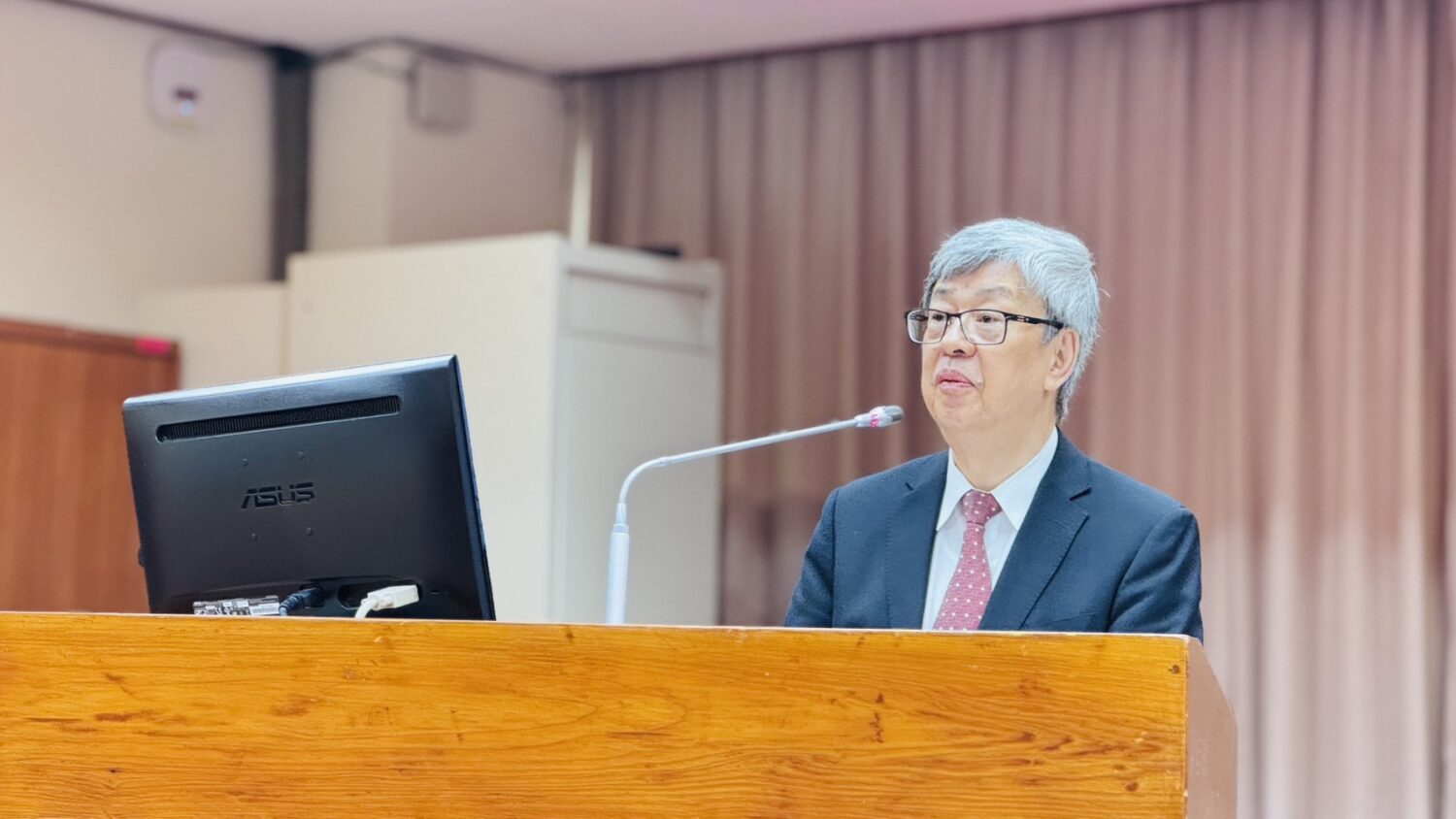 陳建仁回鍋中研院長後首度出席立法院備詢,對於其是否違反行政院長將是其「最後一個公職」承諾?成為立委質詢焦點,表情嚴肅。(圖/記者翻攝)