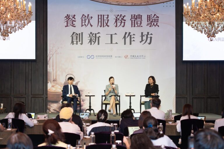 「餐飲服務體驗創新工作坊」由高雄餐旅大學劉秀慧教授擔任引言，並邀請經濟部王美花前部長、雲品國際盛治仁董事長上台進行企業QA交流。（圖／經濟部商業署提供）