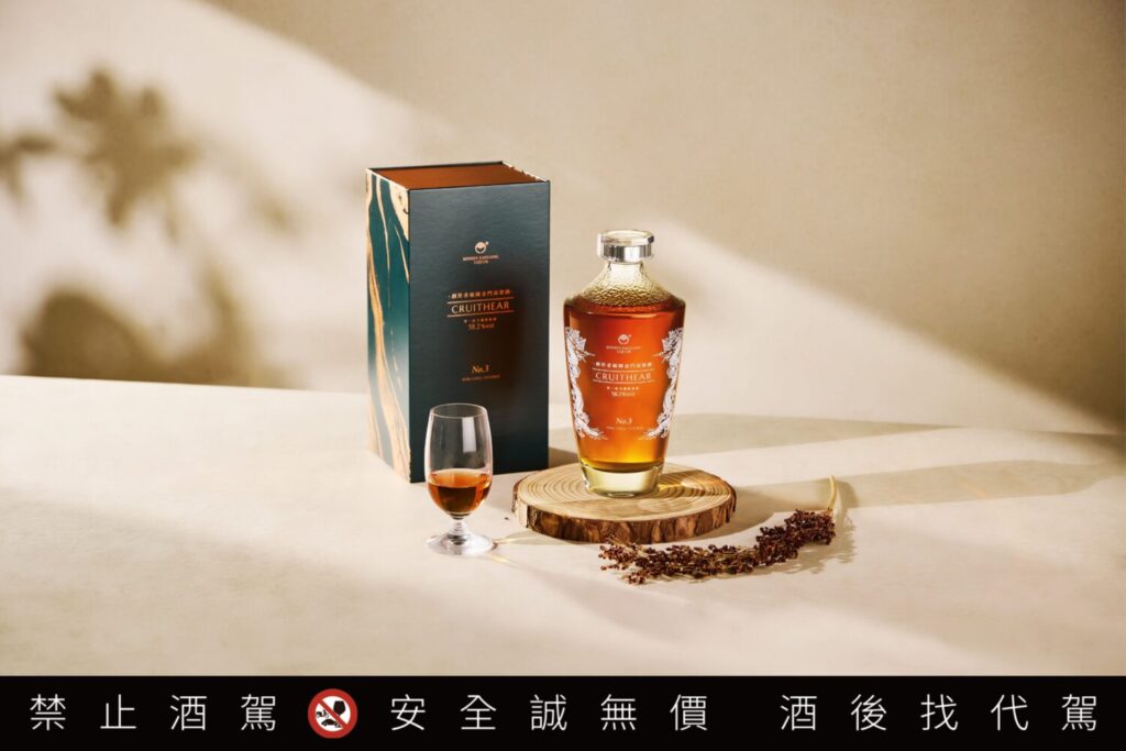 「創世者桶陳金門高粱酒 No.3」延續系列桶陳工藝，呈現隨時間陳化所帶來的風味變化。（圖／黑松公司提供）