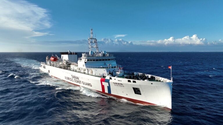以「西拉雅」命名的我國首艘海巡高緯度遠洋巡護船「西拉雅號」完成海上公試。(圖/海巡署)