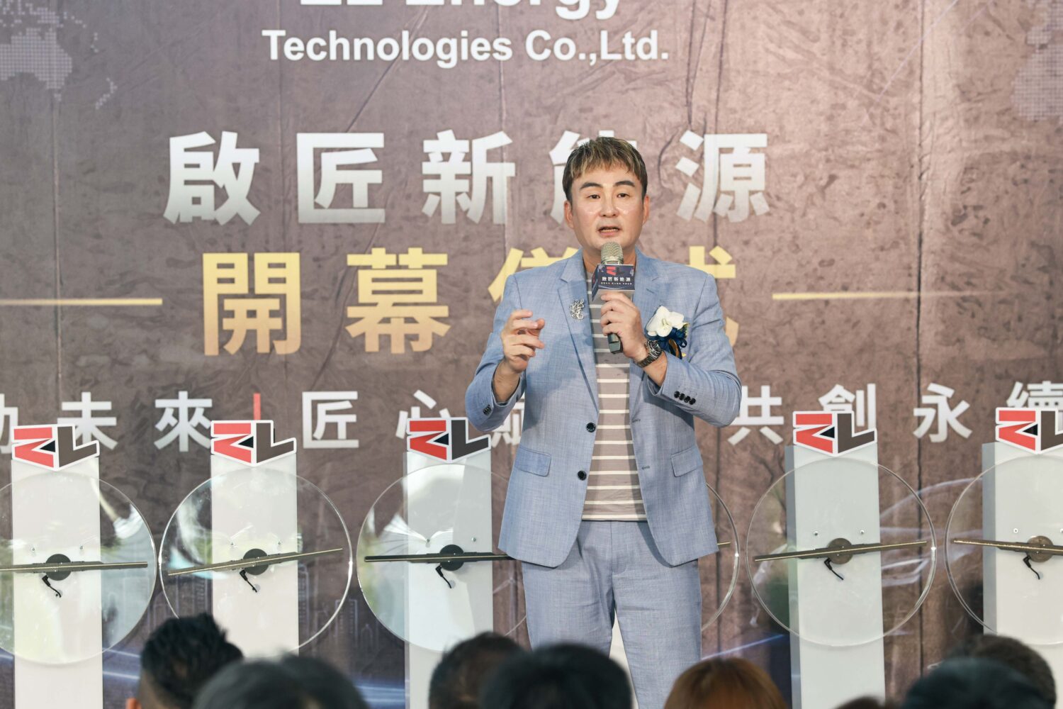
洪毛分享從職業賽車手踏入演藝圈近20年的歷程，如今將熱愛的汽車與事業結合，圓夢成立新能源公司。(圖/民視 提供)