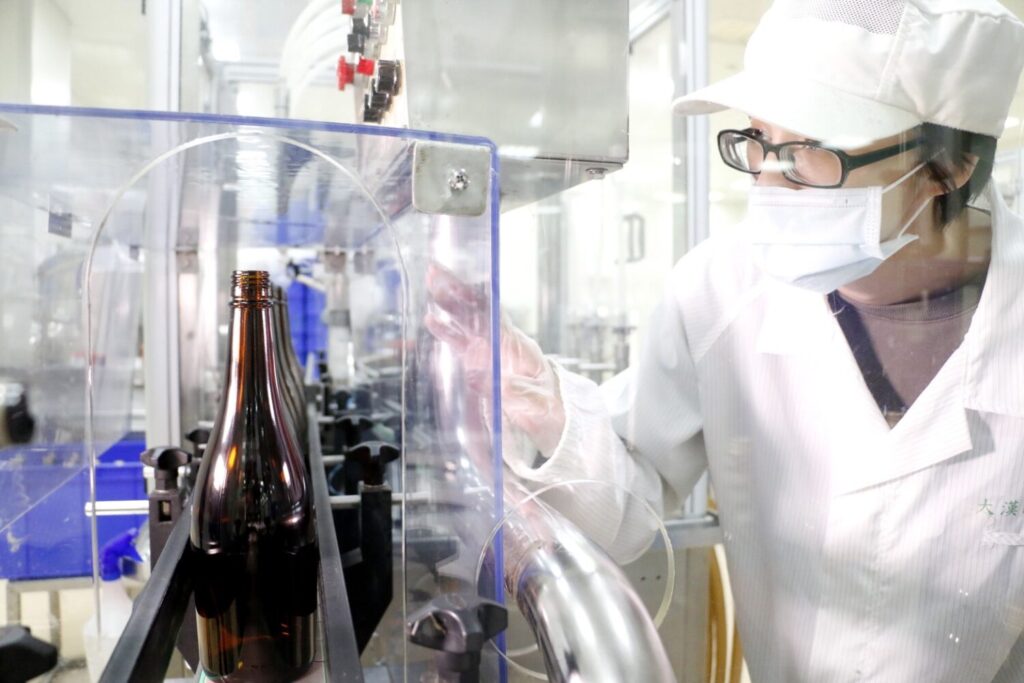 大漢酵素深耕醱酵科技45年,持續投入機能性原料研發與製程升級,以高規格生產流程及品質管理,提供OEM、ODM一站式生技代工服務,協助品牌布局國內外保健市場。(圖/記者林家嘉翻攝)
