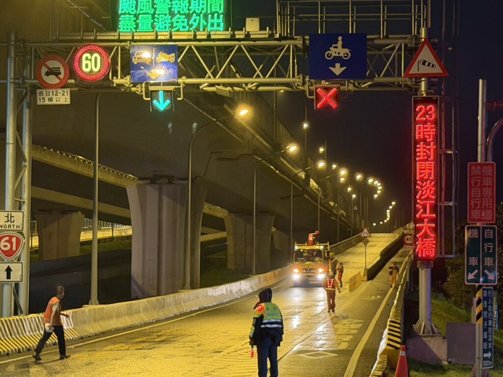淡江大橋機車道已於本日20時封閉。(圖／記者李健興 翻攝）