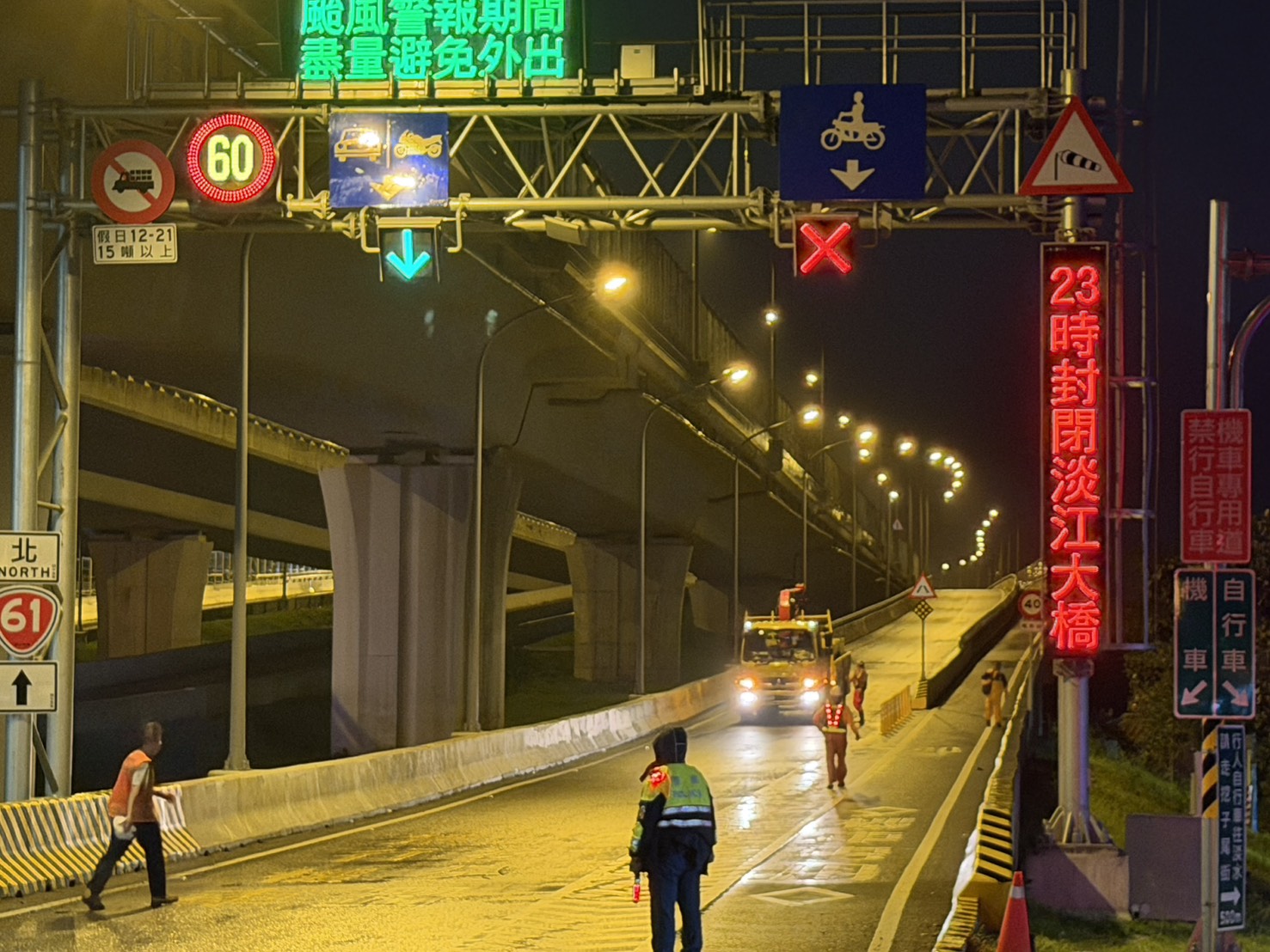 淡江大橋機車道已於本日20時封閉。(圖/記者李健興 翻攝)