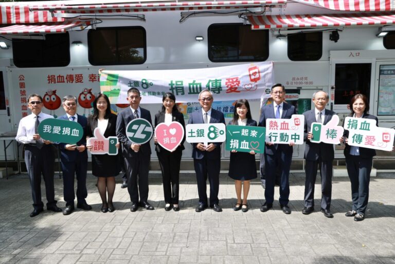 土地銀行創立 80 周年,舉辦「土銀80 捐血傳愛」公益活動,土地銀行總經理張志堅(右五)與高階主管感謝民眾熱情參與並合影留念。 (圖/記者 劉其昌翻攝)