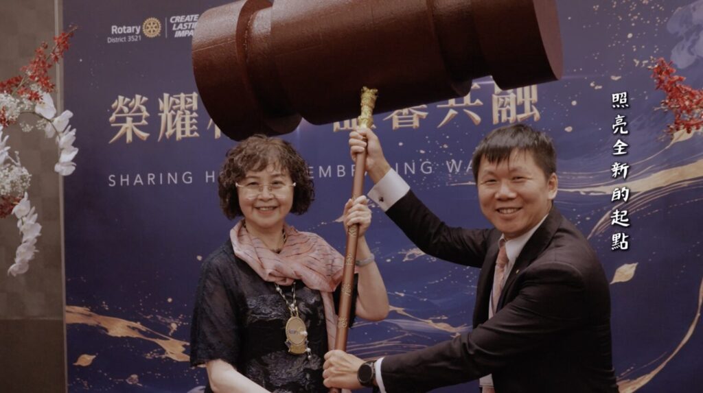 中山扶輪社38屆社長簡美琴(左)與37屆社長朱易凡(右)進行傳承儀式。(圖/中山扶輪社 提供)
