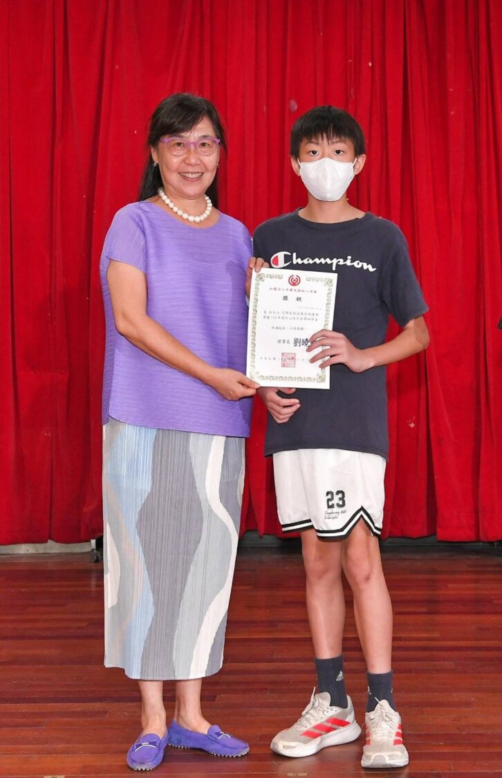 紅心字會理事長劉曉蘋出席紅心向日葵獎助學金，暢談37年來協助心納家庭子女，籲翻轉人生。(圖/紅心字會 提供)