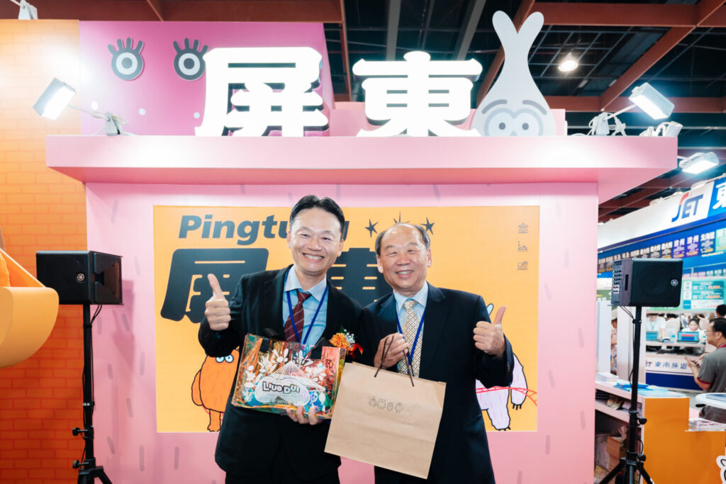 屏東縣政府交通旅遊處張瑞裕副處長與客家委員會客家文化發展中心謝勝信主任合影。(圖/屏東縣政府交通旅遊處 提供)