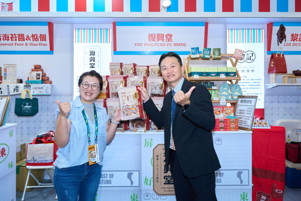 參展品牌代表熱情介紹屏東在地優質美食特產。(圖/屏東縣政府交通旅遊處提供)
