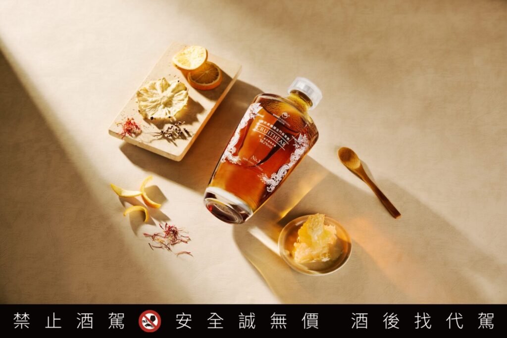 「創世者桶陳金門高粱酒 No.3」以蜂巢蜜香、紫羅蘭花香及木質辛香等作為主要風味特色。(圖/黑松公司提供)