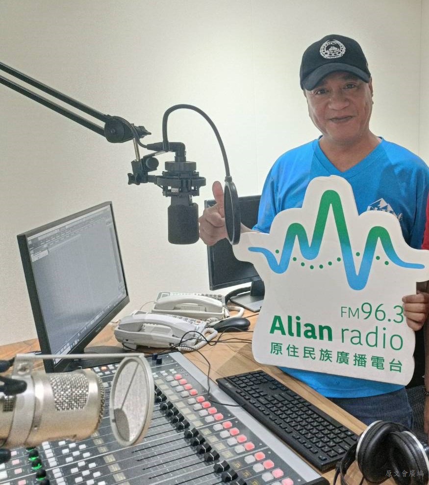 《風起太平洋 走訪花東線》主持人兼製作人cudjuy朱正勇持續探訪部落，紀錄部落的聲音。(圖/原文會 提供)