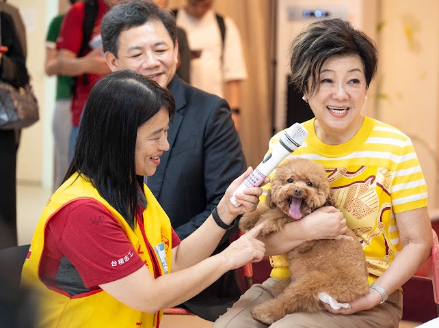 在心輔犬搖著尾巴穿梭人群之間的午後,新竹榮民之家不僅多了歡笑聲,也留下了一段跨世代共融、充滿療癒力量的美好回憶。(圖/台積電慈善基金會提供)