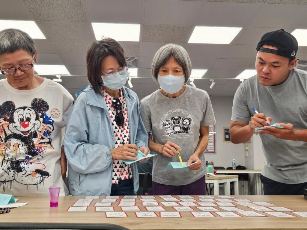 三商美邦人壽攜手弘道基金會推廣失智關懷,透過「孟婆體驗」卡牌推理,引導參與者理解失智行為背後的可能原因。(圖/三商美邦人壽提供)
