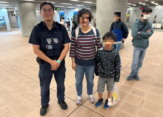 處理員警與日籍男童及母親合影。（圖／記者 戴昱弘翻攝）
