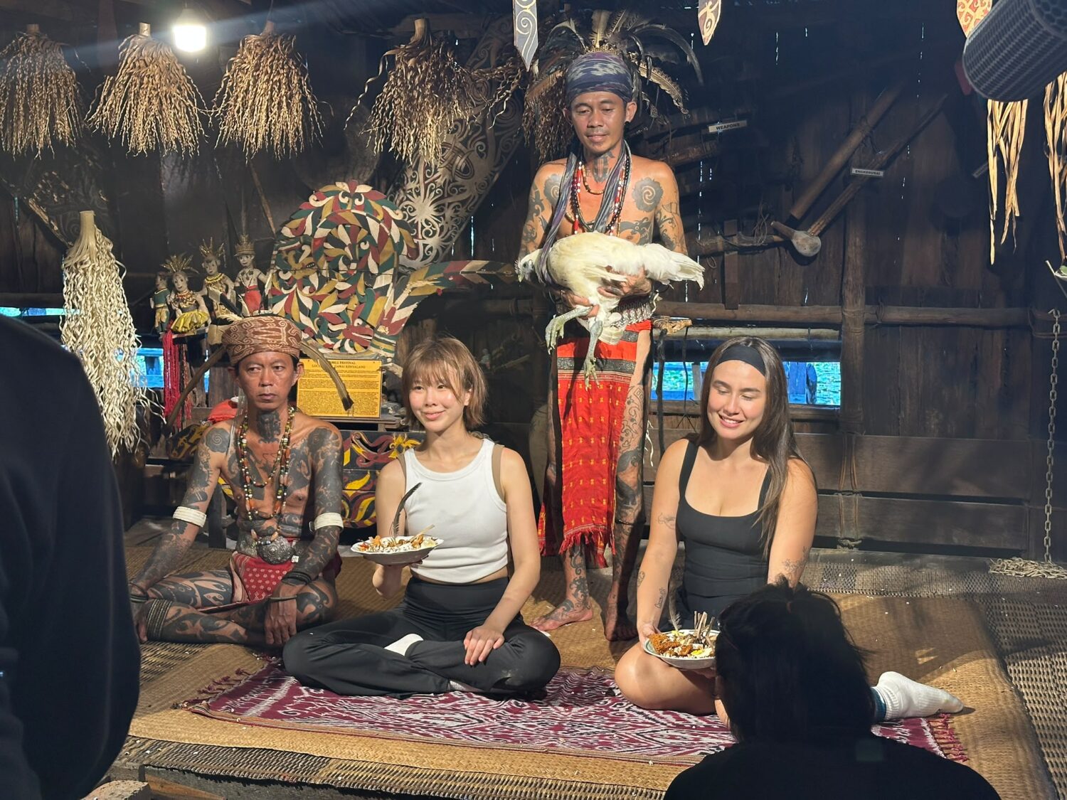Miring 是砂拉越原住民族重要祭祀與祈福儀式,透過向神靈、守護靈與祖先獻上供品,祈求平安、健康與成功。Estelle 與 Safron 接受了 Miring 祈福儀式的祝福。(圖/AXN 提供)