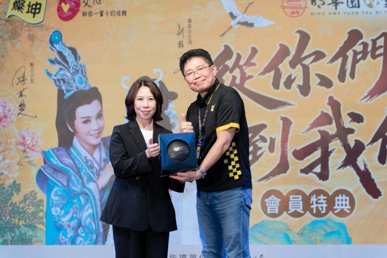 Lenovo香港澳門台灣大區總經理張苑瑩代表致贈限量FIFA官方紀念足球予燦坤3C家電董事長林技典,象徵雙方深化合作。(圖/主辦 提供)