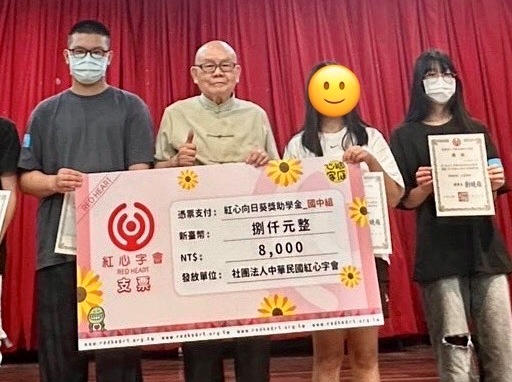 紅心字會副理事長蔡哲夫，成為孩子們生命中的支持者，陪伴他們克服逆境。(圖/紅心字會 提供)