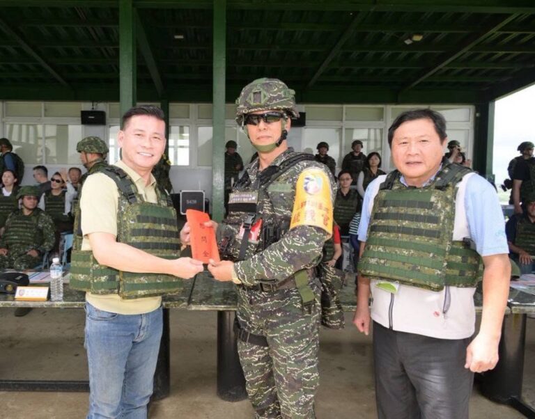 台北市議會議長戴錫欽率團前往三軍聯訓基地參觀陸軍542旅實彈操演。(圖/戴錫欽粉專)