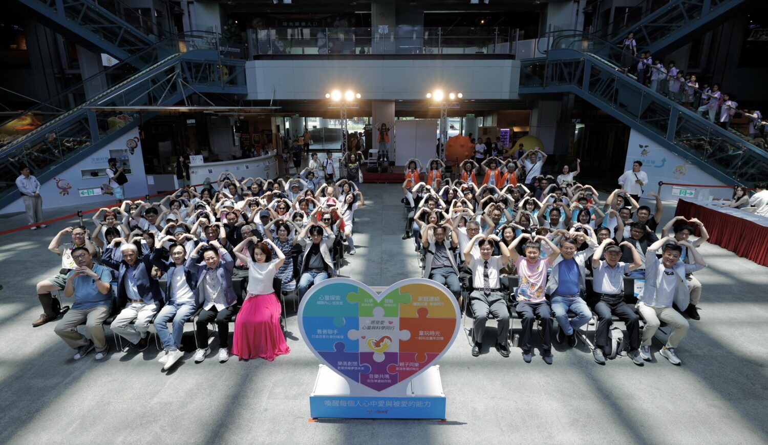 2026善愛嘉年華啟動記者會圓滿成功,與會貴賓進行全體大合照。(圖/小樹傳愛協會提供)2026善愛嘉年華啟動記者會圓滿成功,與會貴賓進行全體大合照。(圖/小樹傳愛協會提供)