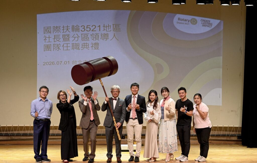 總監林碧堂率領秘書長林志豪、多分區主委朱易凡及3521地區65位社長一起敲鐘。(圖/國際扶輪3521地區 提供)