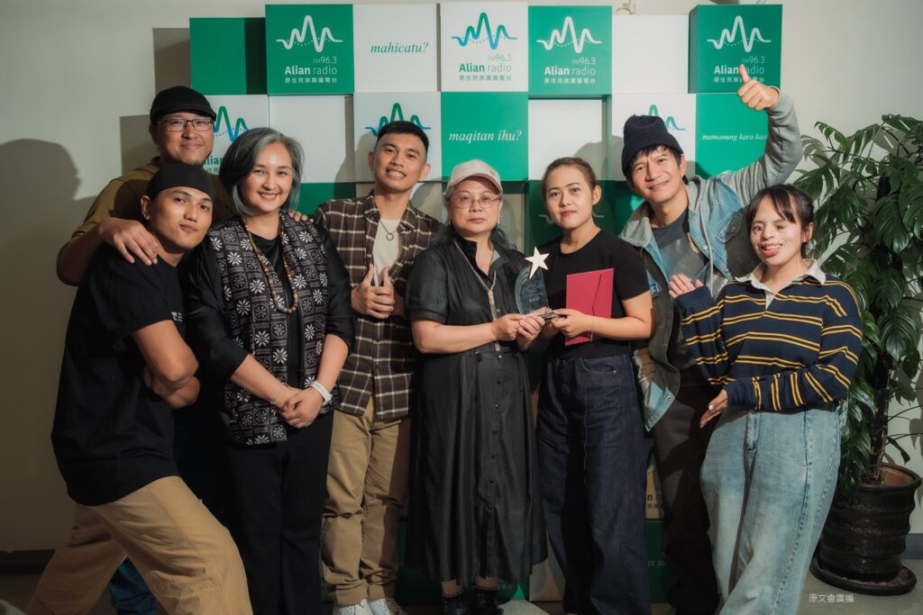 《kilux嘿！Alian大明星》空中選秀圓滿落幕，由左而右分別是：主持人Tey Lung Jiru方聖傑 (左1)、評審Mayaw Laway馬耀・喇外(左2)、原廣台經理Pisuy.Masaw (左3)、決賽選手Ang’ngul Djakudjakuc 闇鴻麟(左4)、原文會副執行長Alui‧Djadjavac阿路一‧賈佳法子(中)、決賽選手Maleveleve高柔恩(右3)、評審王宏恩(右2)、主持人Upah小宇(右1)。(圖/原文會 提供)