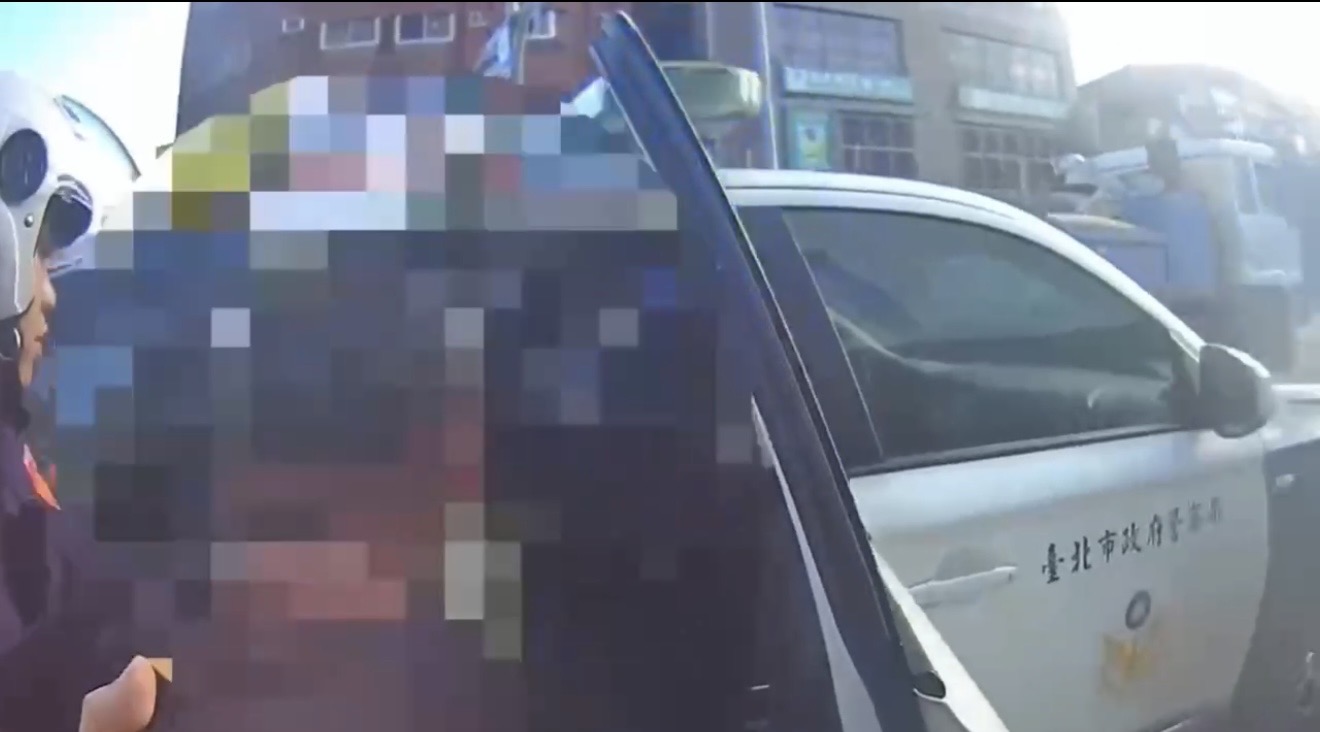 萬華警將男子帶返所保護管束。（圖／記者 張泓笙翻攝）