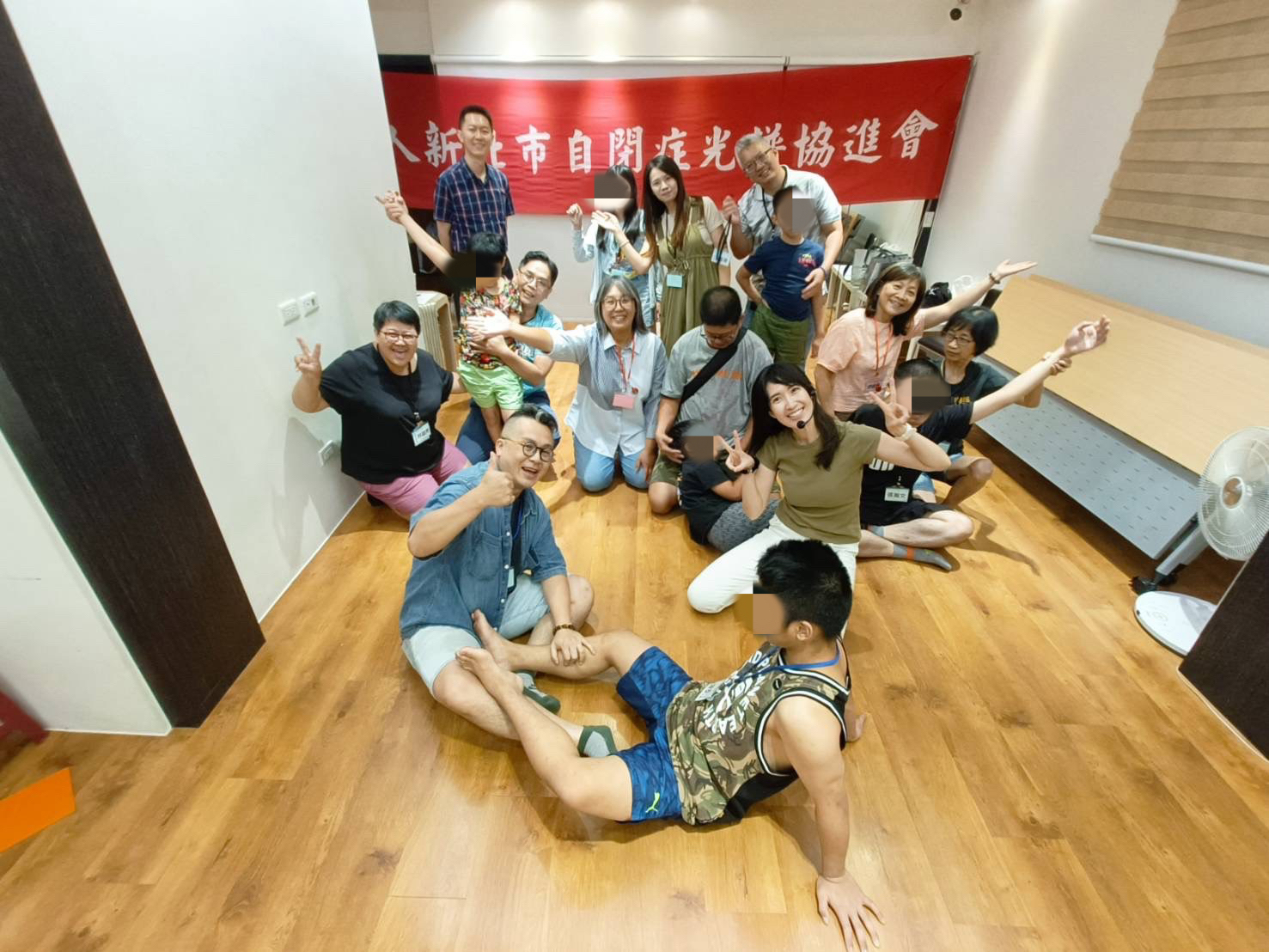 活動圓滿落幕,星兒家庭、志工及工作人員開心合影留念,共同留下溫馨回憶。(圖/記者 張泓笙翻攝)
