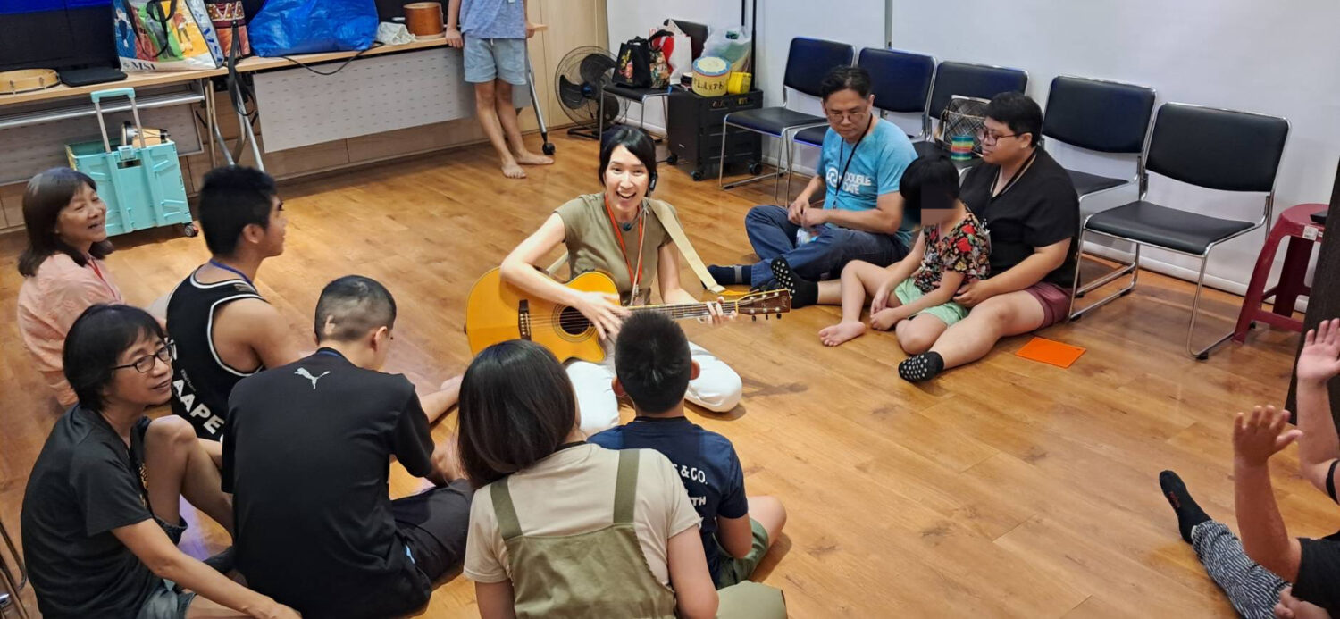 郭璟儀音樂治療師以吉他帶領音樂互動,陪伴星兒在旋律中感受療癒與快樂。 (圖/記者 張泓笙翻攝)