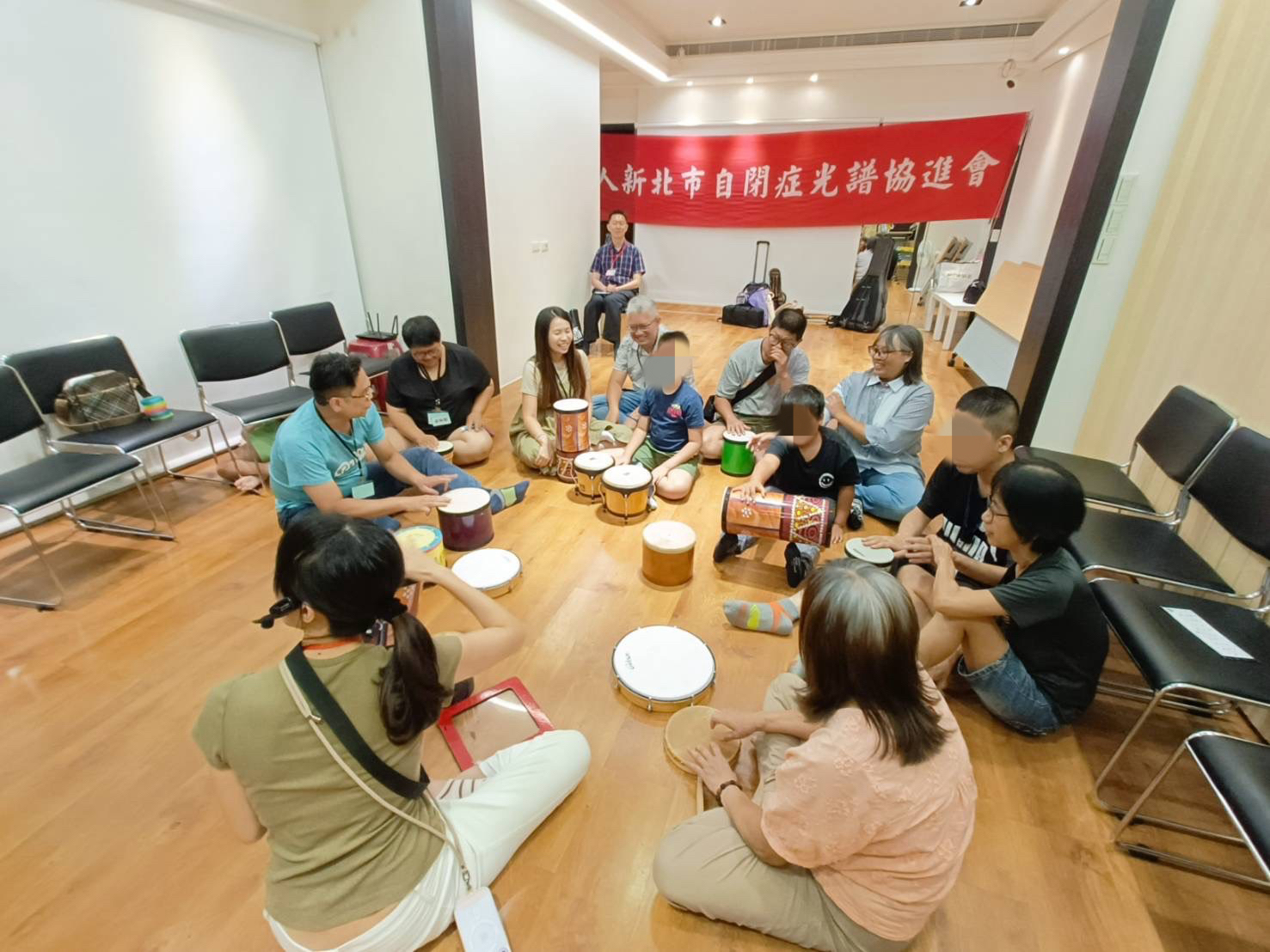 郭璟儀老師帶領星兒進行節奏互動,透過音樂培養專注力與人際互動。(圖/記者 張泓笙翻攝)
